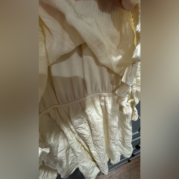 NWT cream shorts romper with tassels - cute back - Picture 10 of 10